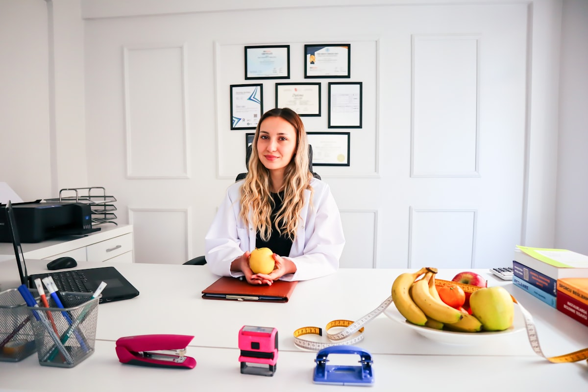 Expert nutrition consultation with professional nutritionist